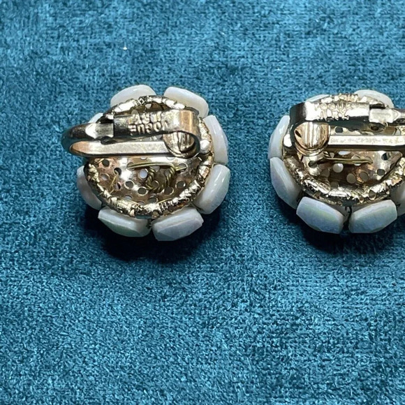 Vintage Vogue Signed Iridescent Flower Beaded Clip Earrings Marked - Picture 4 of 7